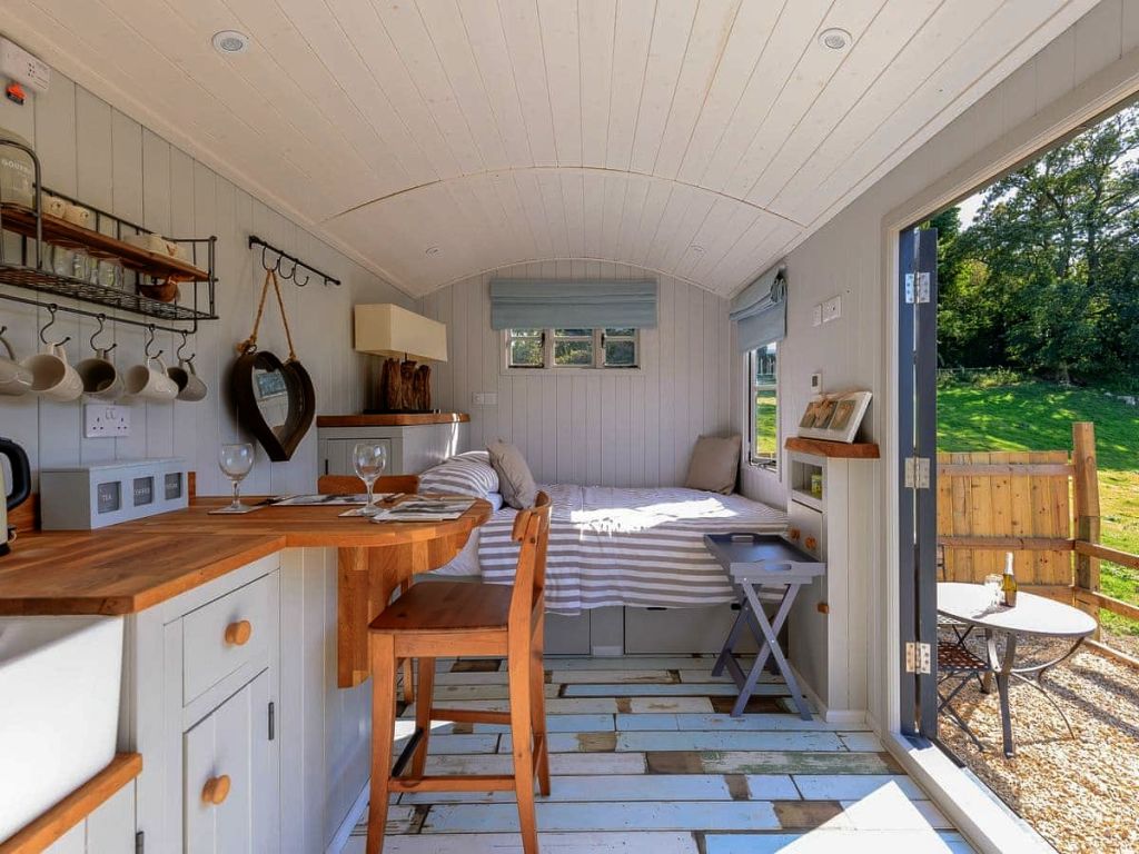 the hut at hole farm, holidu